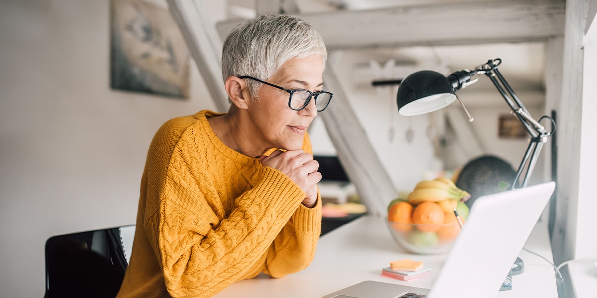 Women sitting in front of a computer reading